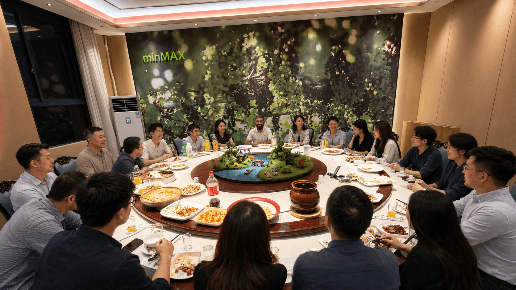 minMAX 團隊聚集在 minMAX 品牌牆前