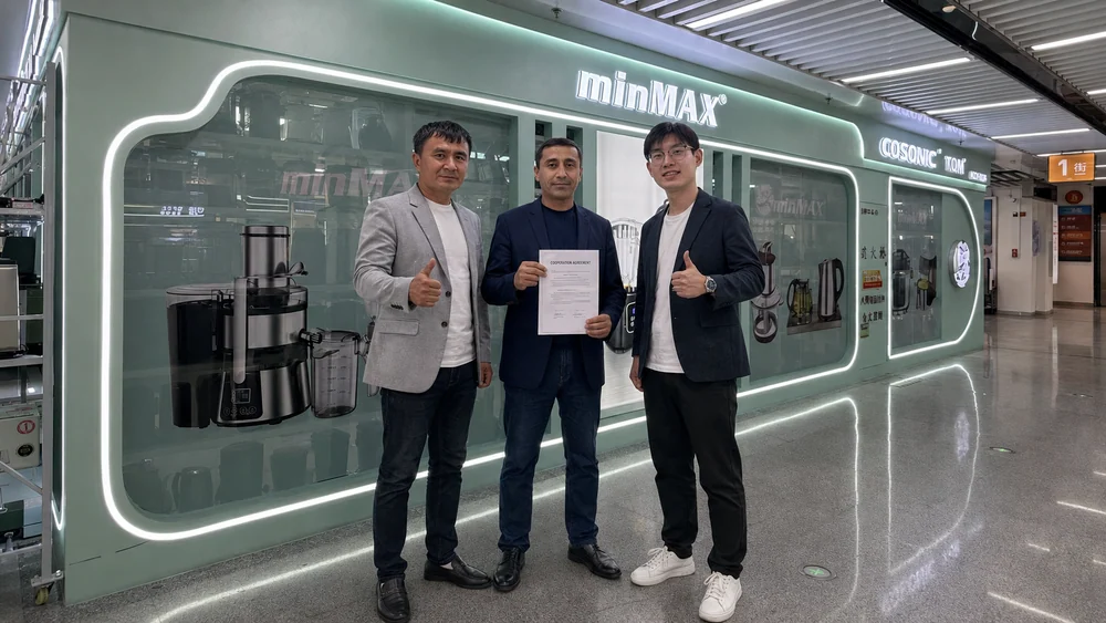 minMAX team and an overseas partner holding a cooperation agreement in the showroom